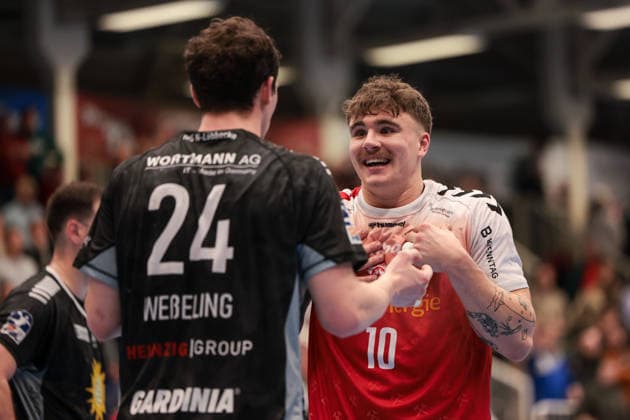 12.12.2025, Handball, Saison 2025 2026, 2. Handball Bundesliga, 15. Spieltag, TuSEM Essen - TuS N-Lübbecke, v. l. Sven Wesseling (TuS N-LÜbbecke), Finn Wolfram (TuSEM Essen) diskutieren, Essen Am Hallo NRW Deutschland xRHR-FOTO DEx Copyright: DennisxEwert RHR-FOTOx RHR-FOTO DE