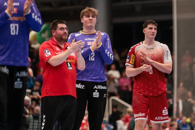 12.12.2025, Handball, Saison 2025 2026, 2. Handball Bundesliga, 15. Spieltag, TuSEM Essen - TuS N-Lübbecke, v. l. Co-Trainer Christoph Höving (TuSEM Essen), Torwart Finn Knaack (TuSEM Essen), Valentin Willner (TuSEM Essen), Essen Am Hallo NRW Deutschland xRHR-FOTO DEx Copyright: DennisxEwert RHR-FOTOx RHR-FOTO DE