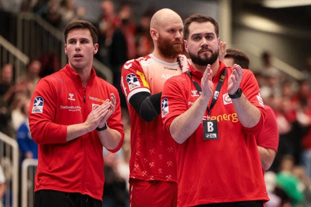 12.12.2025, Handball, Saison 2025 2026, 2. Handball Bundesliga, 15. Spieltag, TuSEM Essen - TuS N-Lübbecke, v. l. Jugendkoordinator Florian Buddenborg (TuSEM Essen), Alexander Becker (TuSEM Essen), Trainer Kenji Hövels (TuSEM Essen), Essen Am Hallo NRW Deutschland xRHR-FOTO DEx Copyright: DennisxEwert RHR-FOTOx RHR-FOTO DE