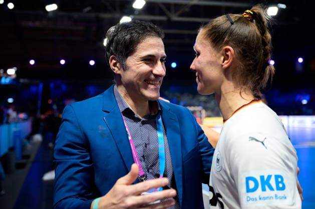 Handball, Frauen WM, Halbfinale: Frankreich - Deutschland DHB Vorstand Ingo Meckes, Xenia Smits (Deutschland) Rotterdam Ahoy Niederlande