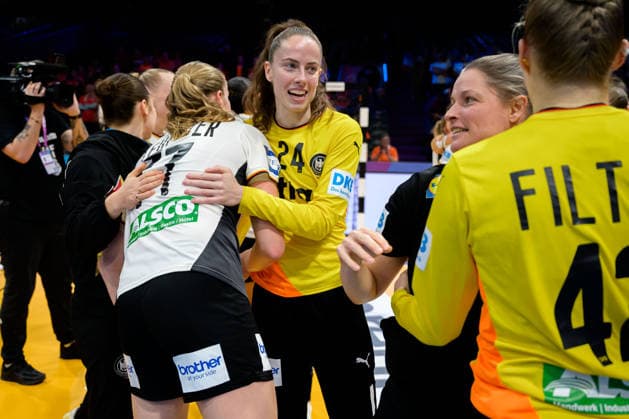 Handball, Frauen WM, Halbfinale: Frankreich - Deutschland Viola Leuchter (Deutschland), Torhueterin Sarah Wachter (Deutschland) Schlussjubel Schlußjubel Emotion Freude Rotterdam Ahoy Niederlande