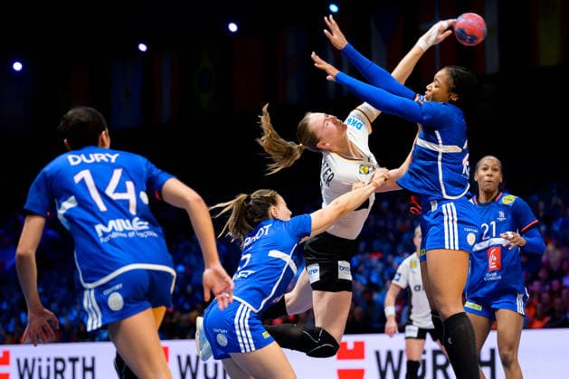 Handball, Frauen WM, Halbfinale: Frankreich - Deutschland v. li. im Zweikampf Clarisse Mairot (Frankreich) und Viola Leuchter (Deutschland), Oriane Ondono (Frankreich) Rotterdam Ahoy Niederlande