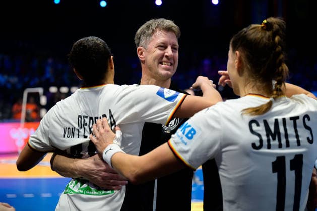Handball, Frauen WM, Halbfinale: Frankreich - Deutschland Aimee von Pereira (Deutschland), Trainer Markus Gaugisch (Deutschland), Xenia Smits (Deutschland) Schlussjubel Schlußjubel Emotion Freude Rotterdam Ahoy Niederlande