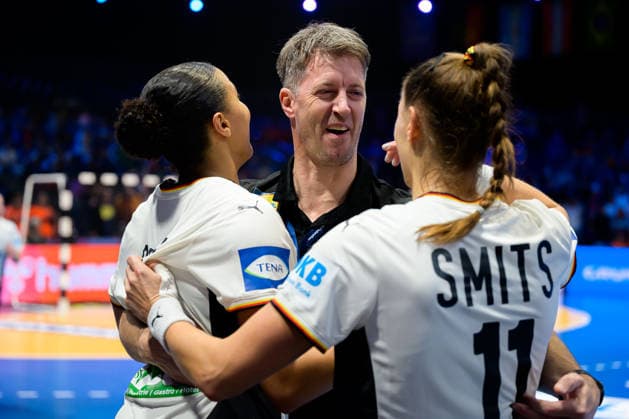 Handball, Frauen WM, Halbfinale: Frankreich - Deutschland Aimee von Pereira (Deutschland), Trainer Markus Gaugisch (Deutschland), Xenia Smits (Deutschland) Schlussjubel Schlußjubel Emotion Freude Rotterdam Ahoy Niederlande