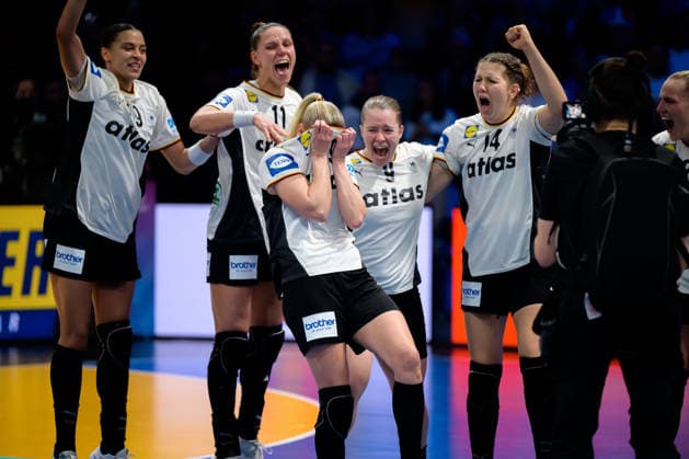 Handball, Frauen WM, Halbfinale: Frankreich - Deutschland Aimee von Pereira (Deutschland), Xenia Smits (Deutschland), Lisa Antl (Deutschland), Marie Steffen (Deutschland) bejubeln Antje Döll Doell (Deutschland) Player of the Match Rotterdam Ahoy Niederlande