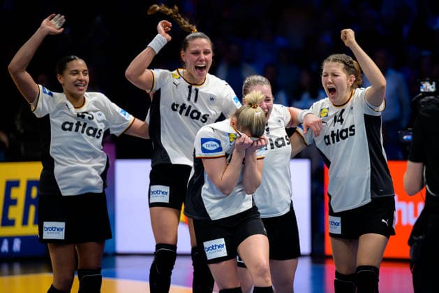 Handball, Frauen WM, Halbfinale: Frankreich - Deutschland Aimee von Pereira (Deutschland), Xenia Smits (Deutschland), Lisa Antl (Deutschland), Marie Steffen (Deutschland) bejubeln Antje Döll Doell (Deutschland) Player of the Match Rotterdam Ahoy Niederlande