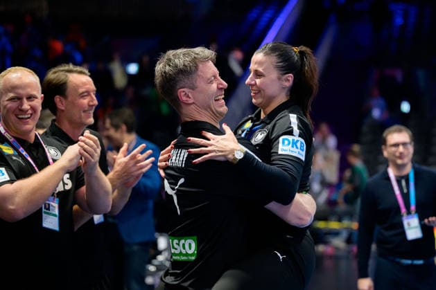 Handball, Frauen WM, Halbfinale: Frankreich - Deutschland Trainer Markus Gaugisch (Deutschland), Torwarttrainerin Jasmina Rebmann-Jankovic (Deutschland) Schlussjubel Schlußjubel Emotion Freude Rotterdam Ahoy Niederlande