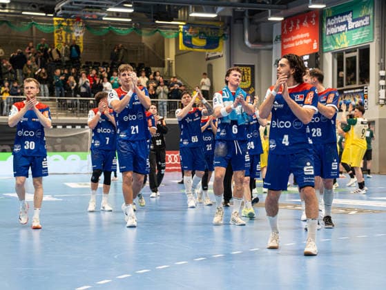 Jubel und Freude bei Tim Ruggiero Matthes (HBW Balingen-Weilstetten, 04), Till Wente (HBW Balingen-Weilstetten, 21), Sascha Pfattheicher (HBW Balingen-Weilstetten, 30),Mex Raguse (HBW Balingen-Weilstetten, 06) und den Rest des Teams VfL Eintracht Hagen vs. HBW Balingen-Weilstetten, Handball, 2. Bundesliga, 15. Spieltag, Saison 2025 2026, 12.12.2025 VfL Eintracht Hagen vs. HBW Balingen-Weilstetten, Handball, 2. Bundesliga, 15. Spieltag, Saison 2025 2026, 12.12.2025 Hagen Copyright: xEibner-Pressefoto DamianxKruczynx EP_DKI
