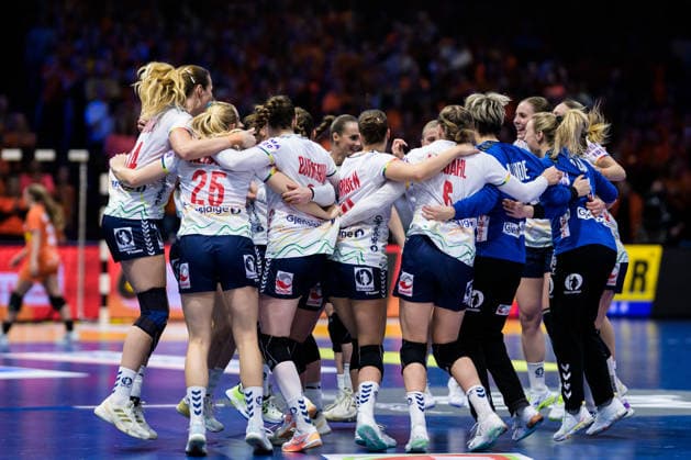 251212 Players of Norway celebrate winning the IHF Women™s World Championship, WM, Weltmeisterschaft semifinal between Netherlands and Norway on December 12, 2025 in Rotterdam. Photo: Joel Marklund BILDBYRAN kod JM JM0756 bbeng handball handboll handball vm handball-vm handbolls-vm ihf handball world championship world handball championship 2025 world championship 2025 semifinal semifinals nederländerna norway norge netherlands dam jubel Copyright: JOELxMARKLUND BB251212JM064