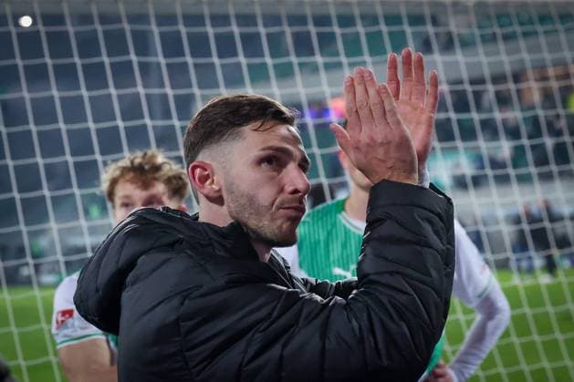 Branimir Hrgota 10 (Spvgg Greuther Fuerth) dankt den Fans, Spvgg Greuther Fuerth vs. Hertha BSC Berlin, Fussball, 2. Bundesliga, DFL, Saison 2025 2026, Hinrunde, 16. Spieltag, 12.12.2025 DFB regulations prohibit any use of photographs as image sequences and or quasi-video Fuerth Bayern Deutschland