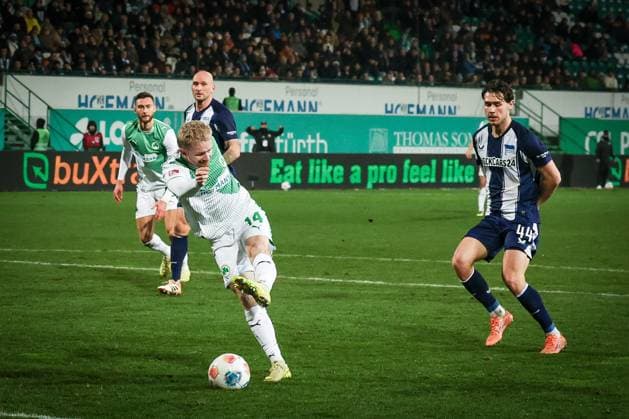 Jomaine Consbruch 14 (Spvgg Greuther Fuerth), rechts, mit einer grossen Chance kurz vor Spielende, mit Linus Gechter 44 (Hertha BSC Berlin), Spvgg Greuther Fuerth vs. Hertha BSC Berlin, Fussball, 2. Bundesliga, DFL, Saison 2025 2026, Hinrunde, 16. Spieltag, 12.12.2025 DFB regulations prohibit any use of photographs as image sequences and or quasi-video Fuerth Bayern Deutschland