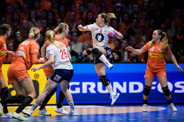251212 Nora Mork of Norway shoots the ball during the IHF Women™s World Championship, WM, Weltmeisterschaft semifinal between Netherlands and Norway on December 12, 2025 in Rotterdam. Photo: Joel Marklund BILDBYRAN kod JM JM0756 bbeng handball handboll handball vm handball-vm handbolls-vm ihf handball world championship world handball championship 2025 world championship 2025 semifinal semifinals nederländerna norway norge netherlands dam Copyright: JOELxMARKLUND BB251212JM073