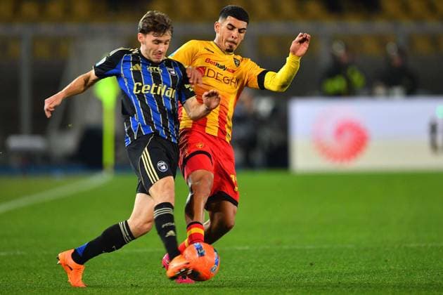 Lecce s right back Danilo Veiga (17 US Lecce) and Pisa s Striker Henrik Meister (9 Pisa Sporting Club 1909) in action during the Serie A Enilive soccer matchday 15 between US Lecce and Pisa Sportin Club 1909 at the Via del Mare Stadium in Lecce, Italy, Friday, December 12, 2025. (Credit Image: Giovanni Evangelista LaPresse)  Copyright: xGiovannixEvangelista LaPressex