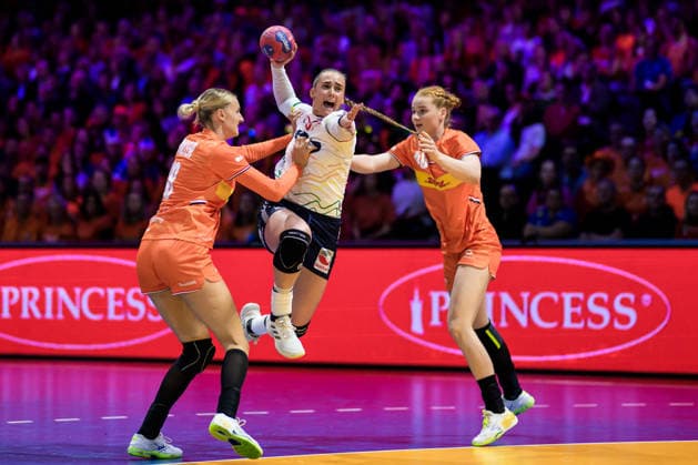 251212 Kelly Dulfer and Dione Housheer of Netherlands in action against Thale Rushfeldt Deila of Norway during the IHF Women™s World Championship, WM, Weltmeisterschaft semifinal between Netherlands and Norway on December 12, 2025 in Rotterdam. Photo: Joel Marklund BILDBYRAN kod JM JM0756 bbeng handball handboll handball vm handball-vm handbolls-vm ihf handball world championship world handball championship 2025 world championship 2025 semifinal semifinals nederländerna norway norge netherlands dam Copyright: JOELxMARKLUND BB251212JM098