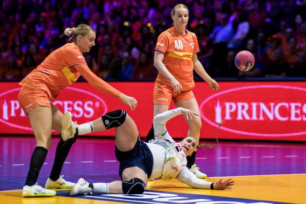 251212 Kelly Dulfer and Dione Housheer of Netherlands in action against Thale Rushfeldt Deila of Norway during the IHF Women™s World Championship, WM, Weltmeisterschaft semifinal between Netherlands and Norway on December 12, 2025 in Rotterdam. Photo: Joel Marklund BILDBYRAN kod JM JM0756 bbeng handball handboll handball vm handball-vm handbolls-vm ihf handball world championship world handball championship 2025 world championship 2025 semifinal semifinals nederländerna norway norge netherlands dam Copyright: JOELxMARKLUND BB251212JM099