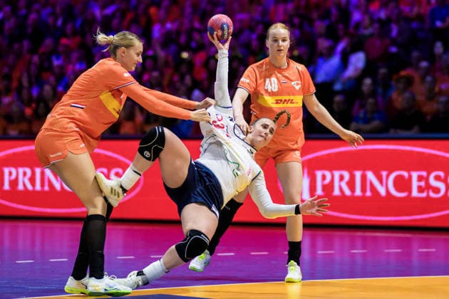251212 Kelly Dulfer and Dione Housheer of Netherlands in action against Thale Rushfeldt Deila of Norway during the IHF Women™s World Championship, WM, Weltmeisterschaft semifinal between Netherlands and Norway on December 12, 2025 in Rotterdam. Photo: Joel Marklund BILDBYRAN kod JM JM0756 bbeng handball handboll handball vm handball-vm handbolls-vm ihf handball world championship world handball championship 2025 world championship 2025 semifinal semifinals nederländerna norway norge netherlands dam Copyright: JOELxMARKLUND BB251212JM100