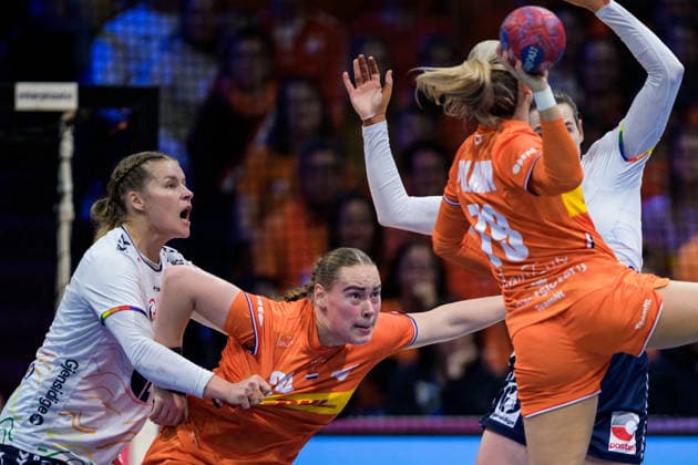251212 Maren Nyland Aardahl of Norway and RomÃ e Maarschalkerweerd of Netherlands during the IHF Women™s World Championship, WM, Weltmeisterschaft semifinal between Netherlands and Norway on December 12, 2025 in Rotterdam. Photo: Joel Marklund BILDBYRAN kod JM JM0756 bbeng handball handboll handball vm handball-vm handbolls-vm ihf handball world championship world handball championship 2025 world championship 2025 semifinal semifinals nederländerna norway norge netherlands dam Copyright: JOELxMARKLUND BB251212JM102