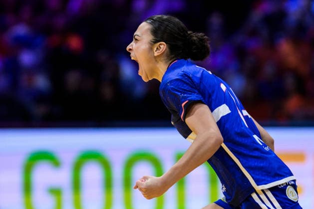 251212 Nina Dury of France celebrates during the IHF Women s World Championship, WM, Weltmeisterschaft semifinal between France and Germany on December 12, 2025 in Rotterdam. Photo: Joel Marklund BILDBYRAN kod JM JM0755 bbeng handball handboll handball vm handball-vm handbolls-vm ihf handball world championship world handball championship 2025 world championship 2025 semifinal semifinals frankrike tyskland france germany dam jubel Copyright: JOELxMARKLUND BB251212JM106