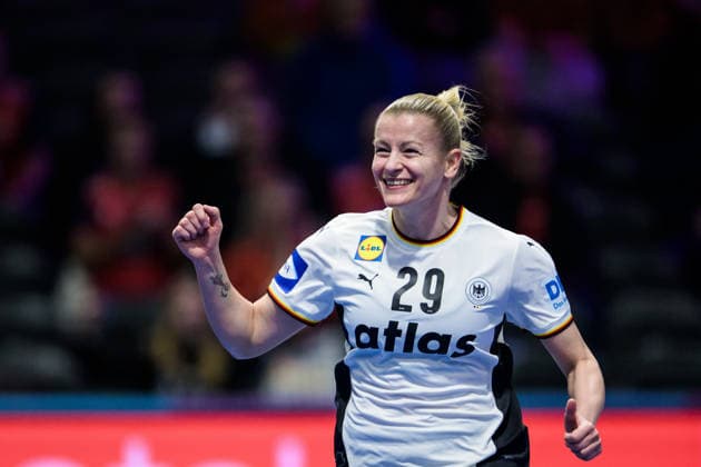 251212 Antje Döll of Germany celebrates during the IHF Women s World Championship, WM, Weltmeisterschaft semifinal between France and Germany on December 12, 2025 in Rotterdam. Photo: Joel Marklund BILDBYRAN kod JM JM0755 bbeng handball handboll handball vm handball-vm handbolls-vm ihf handball world championship world handball championship 2025 world championship 2025 semifinal semifinals frankrike tyskland france germany dam jubel Copyright: JOELxMARKLUND BB251212JM108