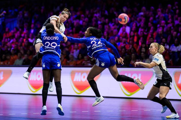 251212 Emily Vogel of Germany shoots past Onacia Ondono and Pauletta Foppa of France during the IHF Women s World Championship, WM, Weltmeisterschaft semifinal between France and Germany on December 12, 2025 in Rotterdam. Photo: Joel Marklund BILDBYRAN kod JM JM0755 bbeng handball handboll handball vm handball-vm handbolls-vm ihf handball world championship world handball championship 2025 world championship 2025 semifinal semifinals frankrike tyskland france germany dam Copyright: JOELxMARKLUND BB251212JM111