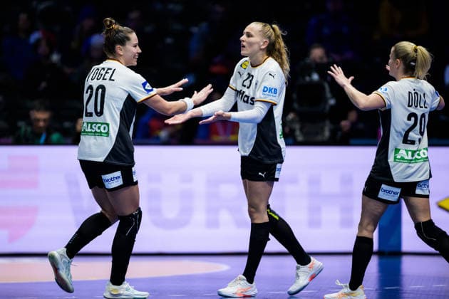 251212 Emily Vogel, Annika Lott and Antje Döll of Germany celebrate during the IHF Women s World Championship, WM, Weltmeisterschaft semifinal between France and Germany on December 12, 2025 in Rotterdam. Photo: Joel Marklund BILDBYRAN kod JM JM0755 bbeng handball handboll handball vm handball-vm handbolls-vm ihf handball world championship world handball championship 2025 world championship 2025 semifinal semifinals frankrike tyskland france germany dam jubel Copyright: JOELxMARKLUND BB251212JM114