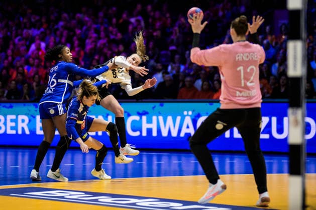 251212 Pauletta Foppa, Lucie Granier and goalkeeper Floriane Andre of France are being challenged by Annika Lott of Germany during the IHF Women s World Championship, WM, Weltmeisterschaft semifinal between France and Germany on December 12, 2025 in Rotterdam. Photo: Joel Marklund BILDBYRAN kod JM JM0755 bbeng handball handboll handball vm handball-vm handbolls-vm ihf handball world championship world handball championship 2025 world championship 2025 semifinal semifinals frankrike tyskland france germany dam Copyright: JOELxMARKLUND BB251212JM118