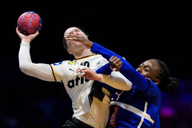 251212 Nieke Kuhne of Germany and Onacia Ondono of France during the IHF Women s World Championship, WM, Weltmeisterschaft semifinal between France and Germany on December 12, 2025 in Rotterdam. Photo: Joel Marklund BILDBYRAN kod JM JM0755 bbeng handball handboll handball vm handball-vm handbolls-vm ihf handball world championship world handball championship 2025 world championship 2025 semifinal semifinals frankrike tyskland france germany dam Copyright: JOELxMARKLUND BB251212JM119