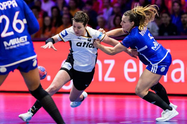 251212 Alina Grijseels of Germany and Clarisse Mairot of France during the IHF Women s World Championship, WM, Weltmeisterschaft semifinal between France and Germany on December 12, 2025 in Rotterdam. Photo: Joel Marklund BILDBYRAN kod JM JM0755 bbeng handball handboll handball vm handball-vm handbolls-vm ihf handball world championship world handball championship 2025 world championship 2025 semifinal semifinals frankrike tyskland france germany dam Copyright: JOELxMARKLUND BB251212JM123