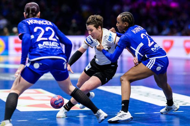 251212 Tamara Horacek and Orlane Kanor of France are being challenged by Alina Grijseels of Germany during the IHF Women s World Championship, WM, Weltmeisterschaft semifinal between France and Germany on December 12, 2025 in Rotterdam. Photo: Joel Marklund BILDBYRAN kod JM JM0755 bbeng handball handboll handball vm handball-vm handbolls-vm ihf handball world championship world handball championship 2025 world championship 2025 semifinal semifinals frankrike tyskland france germany dam Copyright: JOELxMARKLUND BB251212JM124