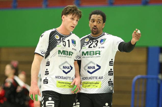 Handball, Saison 2025 2026, 3. Liga, Staffel Nord-Ost, Männer. HG Hamburg-Barmbek - EHV Aue. Torben Lange, Dieudonné Mubenzem (Aue, v.l.). Wandsbek Hamburg
