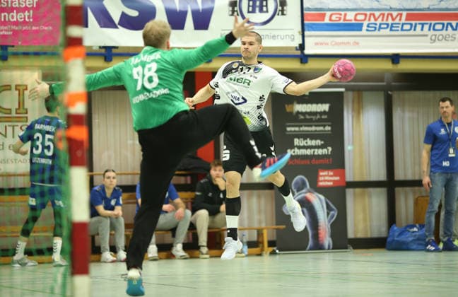 Handball, Saison 2025 2026, 3. Liga, Staffel Nord-Ost, Männer. HG Hamburg-Barmbek - EHV Aue. Henri Wommelsdorf (Barmbek, l.) ist beim Wurf von Sergi Ala I Sanchez machtlos. Wandsbek Hamburg
