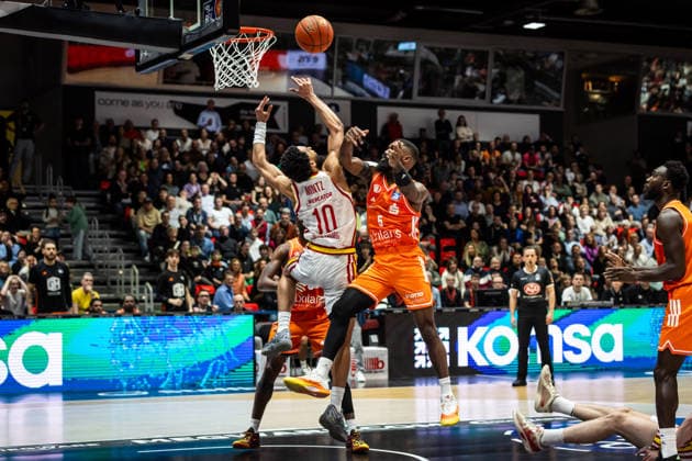 GER, easy-Credit Basketball-Bundesliga, Niners Chemnitz - Fitness First Würzburg Baskets. 12.12.2025, Messe, Chemnitz, GER, easy-Credit Basketball-Bundesliga, Niners Chemnitz - Fitness First Würzburg Baskets. Corey Davis Jr. (Niners Chemnitz, 5), Davion Mintz (Fitness First Würzburg Baskets 10) Foto Alexander Trienitz Chemnitz Messe Sachsen Deutschland