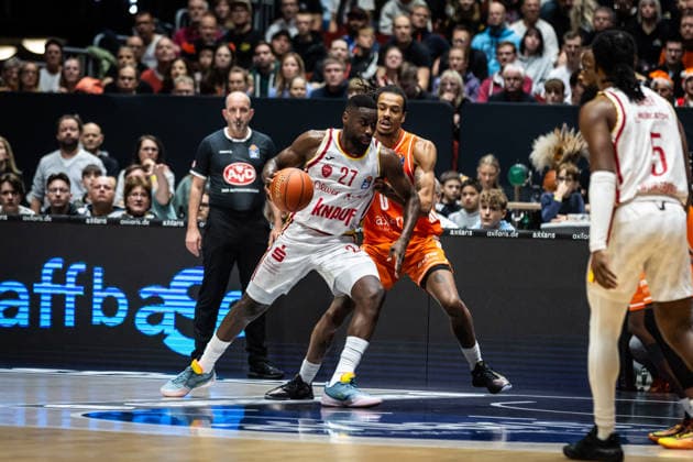 GER, easy-Credit Basketball-Bundesliga, Niners Chemnitz - Fitness First Würzburg Baskets. 12.12.2025, Messe, Chemnitz, GER, easy-Credit Basketball-Bundesliga, Niners Chemnitz - Fitness First Würzburg Baskets. Eddy Edigin Jr. (Fitness First Würzburg Baskets 27), Kevin Yebo (Niners Chemnitz, 0) Foto Alexander Trienitz Chemnitz Messe Sachsen Deutschland