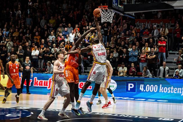 GER, easy-Credit Basketball-Bundesliga, Niners Chemnitz - Fitness First Würzburg Baskets. 12.12.2025, Messe, Chemnitz, GER, easy-Credit Basketball-Bundesliga, Niners Chemnitz - Fitness First Würzburg Baskets. Eddy Edigin Jr. (Fitness First Würzburg Baskets 27), Amadou Sow (Niners Chemnitz, 12) Foto Alexander Trienitz Chemnitz Messe Sachsen Deutschland