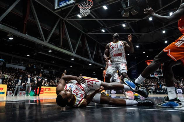 GER, easy-Credit Basketball-Bundesliga, Niners Chemnitz - Fitness First Würzburg Baskets. 12.12.2025, Messe, Chemnitz, GER, easy-Credit Basketball-Bundesliga, Niners Chemnitz - Fitness First Würzburg Baskets. Johnathan Stove (Fitness First Würzburg Baskets 22) am Boden Foto Alexander Trienitz Chemnitz Messe Sachsen Deutschland