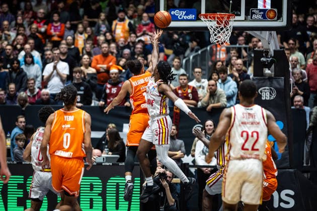 GER, easy-Credit Basketball-Bundesliga, Niners Chemnitz - Fitness First Würzburg Baskets. 12.12.2025, Messe, Chemnitz, GER, easy-Credit Basketball-Bundesliga, Niners Chemnitz - Fitness First Würzburg Baskets. Kaza Kajami-Keane (Niners Chemnitz, 10), Marcus Carr (Fitness First Würzburg Baskets 5) Foto Alexander Trienitz Chemnitz Messe Sachsen Deutschland