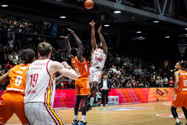 GER, easy-Credit Basketball-Bundesliga, Niners Chemnitz - Fitness First Würzburg Baskets. 12.12.2025, Messe, Chemnitz, GER, easy-Credit Basketball-Bundesliga, Niners Chemnitz - Fitness First Würzburg Baskets. Johnathan Stove (Fitness First Würzburg Baskets 22) Foto Alexander Trienitz Chemnitz Messe Sachsen Deutschland