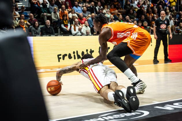 GER, easy-Credit Basketball-Bundesliga, Niners Chemnitz - Fitness First Würzburg Baskets. 12.12.2025, Messe, Chemnitz, GER, easy-Credit Basketball-Bundesliga, Niners Chemnitz - Fitness First Würzburg Baskets. David Muenkat (Fitness First Würzburg Baskets 55) im Zweikampf mit Ty Brewer (Niners Chemnitz, 15) Foto Alexander Trienitz Chemnitz Messe Sachsen Deutschland