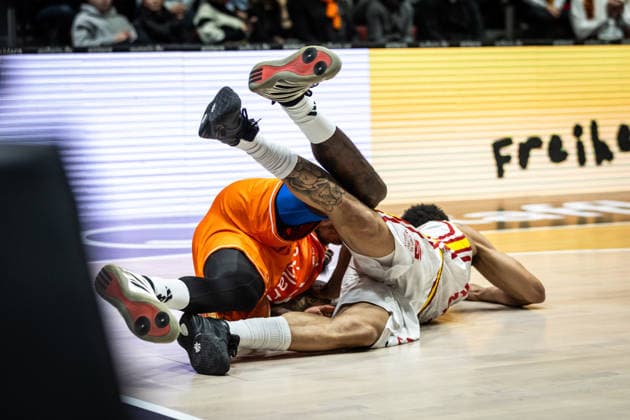 GER, easy-Credit Basketball-Bundesliga, Niners Chemnitz - Fitness First Würzburg Baskets. 12.12.2025, Messe, Chemnitz, GER, easy-Credit Basketball-Bundesliga, Niners Chemnitz - Fitness First Würzburg Baskets. David Muenkat (Fitness First Würzburg Baskets 55) im Zweikampf mit Ty Brewer (Niners Chemnitz, 15) Foto Alexander Trienitz Chemnitz Messe Sachsen Deutschland