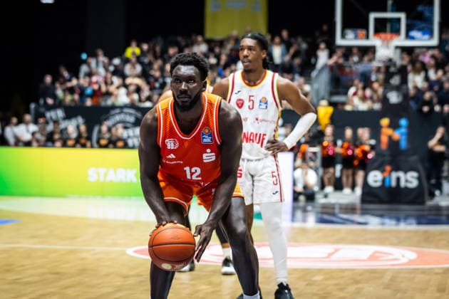 GER, easy-Credit Basketball-Bundesliga, Niners Chemnitz - Fitness First Würzburg Baskets. 12.12.2025, Messe, Chemnitz, GER, easy-Credit Basketball-Bundesliga, Niners Chemnitz - Fitness First Würzburg Baskets. Amadou Sow (Niners Chemnitz, 12) bei einem Freiwurf Foto Alexander Trienitz Chemnitz Messe Sachsen Deutschland