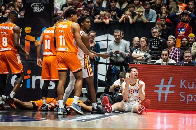 GER, easy-Credit Basketball-Bundesliga, Niners Chemnitz - Fitness First Würzburg Baskets. 12.12.2025, Messe, Chemnitz, GER, easy-Credit Basketball-Bundesliga, Niners Chemnitz - Fitness First Würzburg Baskets. Alen Pjanic (Fitness First Würzburg Baskets 35) am Boden und beschwert sich Foto Alexander Trienitz Chemnitz Messe Sachsen Deutschland