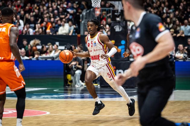 GER, easy-Credit Basketball-Bundesliga, Niners Chemnitz - Fitness First Würzburg Baskets. 12.12.2025, Messe, Chemnitz, GER, easy-Credit Basketball-Bundesliga, Niners Chemnitz - Fitness First Würzburg Baskets. Marcus Carr (Fitness First Würzburg Baskets 5) Foto Alexander Trienitz Chemnitz Messe Sachsen Deutschland