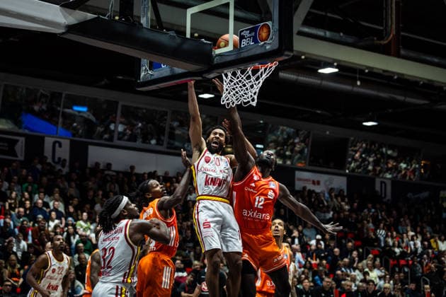 GER, easy-Credit Basketball-Bundesliga, Niners Chemnitz - Fitness First Würzburg Baskets. 12.12.2025, Messe, Chemnitz, GER, easy-Credit Basketball-Bundesliga, Niners Chemnitz - Fitness First Würzburg Baskets. Davion Mintz (Fitness First Würzburg Baskets 10), Amadou Sow (Niners Chemnitz, 12) Foto Alexander Trienitz Chemnitz Messe Sachsen Deutschland