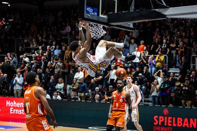 GER, easy-Credit Basketball-Bundesliga, Niners Chemnitz - Fitness First Würzburg Baskets. 12.12.2025, Messe, Chemnitz, GER, easy-Credit Basketball-Bundesliga, Niners Chemnitz - Fitness First Würzburg Baskets. David Muenkat (Fitness First Würzburg Baskets 55) bei einem Dunk Foto Alexander Trienitz Chemnitz Messe Sachsen Deutschland