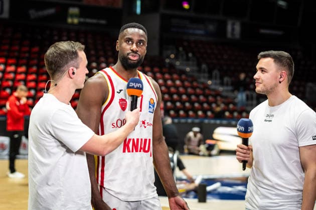 GER, easy-Credit Basketball-Bundesliga, Niners Chemnitz - Fitness First Würzburg Baskets. 12.12.2025, Messe, Chemnitz, GER, easy-Credit Basketball-Bundesliga, Niners Chemnitz - Fitness First Würzburg Baskets. Eddy Edigin Jr. (Fitness First Würzburg Baskets 27) im Interview mit DYN Foto Alexander Trienitz Chemnitz Messe Sachsen Deutschland
