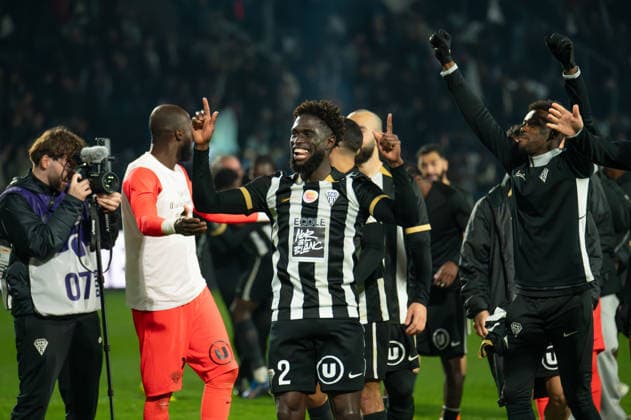 FOOTBALL : Angers SCO vs FC Nantes - Ligue 1 - JournÃ e 16 - 12 12 2025 Carlens Arcus (Angers SCO) fÃªte la victoire avec les supporters AngersFrance  Copyright: xEmilienxJousselinx