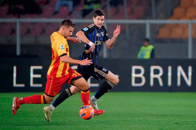 Ylber Ramadani of US Lecce in action against Stefano Moreo of Pisa during US Lecce vs Pisa SC, Italian soccer Serie A match in Lecce, Italy, December 12 2025  Copyright: xEmmanuelexMastrodonato IPAxSportx xipa-agency.netx xx IPA_69084632 IPA_Agency_IPA69084632