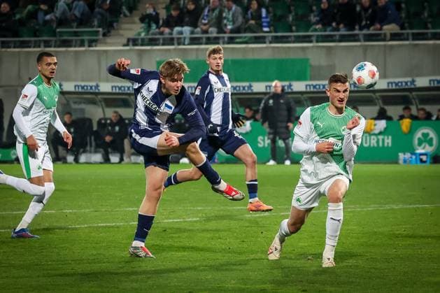 Kennet Eichhorn 23 (Hertha BSC Berlin) mit einem Schuss, den Philipp Ziereis 4 (Spvgg Greuther Fuerth) blockt, Spvgg Greuther Fuerth vs. Hertha BSC Berlin, Fussball, 2. Bundesliga, DFL, Saison 2025 2026, Hinrunde, 16. Spieltag, 12.12.2025 DFB regulations prohibit any use of photographs as image sequences and or quasi-video Fuerth Bayern Deutschland *** Kennet Eichhorn 23 Hertha BSC Berlin with a shot blocked by Philipp Ziereis 4 Spvgg Greuther Fuerth, Spvgg Greuther Fuerth vs Hertha BSC Berlin, Football, 2 Bundesliga, DFL, Saison 2025 2026, Hinrunde, 16 Spieltag, 12 12 2025 DFB regulations prohibit any use of photographs as image sequences and or quasi video Fuerth Bayern Germany Copyright: xkolbert-press MartinxAgüerax