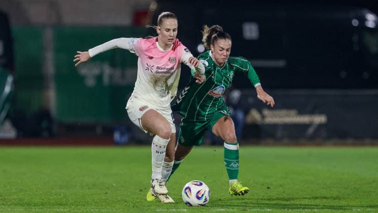 v.li.: Juliette Vidal (Bayer 04 Leverkusen, 56) und Maja Sternad (SV Werder Bremen, 11) im Zweikampf, Duell, Dynamik, Aktion, Action, Spielszene, DIE DFB-RICHTLINIEN UNTERSAGEN JEGLICHE NUTZUNG VON FOTOS ALS SEQUENZBILDER UND ODER VIDEOÄHNLICHE FOTOSTRECKEN. DFB REGULATIONS PROHIBIT ANY USE OF PHOTOGRAPHS AS IMAGE SEQUENCES AND OR QUASI-VIDEO., 12.12.2025, Bremen (Deutschland), Fussball, Google Pixel Frauen-Bundesliga, SV Werder Bremen - Bayer 04 Leverkusen