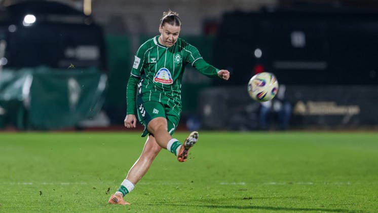 Larissa Mühlhaus (SV Werder Bremen, 7) am Ball, Freisteller, Einzelbild, Ganzkörper, Aktion, Action, Spielszene, DIE DFB-RICHTLINIEN UNTERSAGEN JEGLICHE NUTZUNG VON FOTOS ALS SEQUENZBILDER UND ODER VIDEOÄHNLICHE FOTOSTRECKEN. DFB REGULATIONS PROHIBIT ANY USE OF PHOTOGRAPHS AS IMAGE SEQUENCES AND OR QUASI-VIDEO., 12.12.2025, Bremen (Deutschland), Fussball, Google Pixel Frauen-Bundesliga, SV Werder Bremen - Bayer 04 Leverkusen